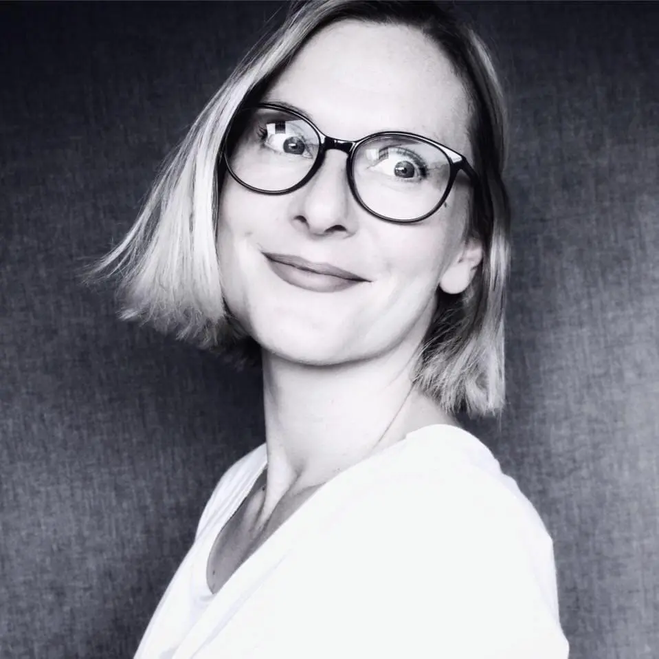 Inga Renner | Kommunikationsdesign Inga lächelt und schaut an der Kamera vorbei